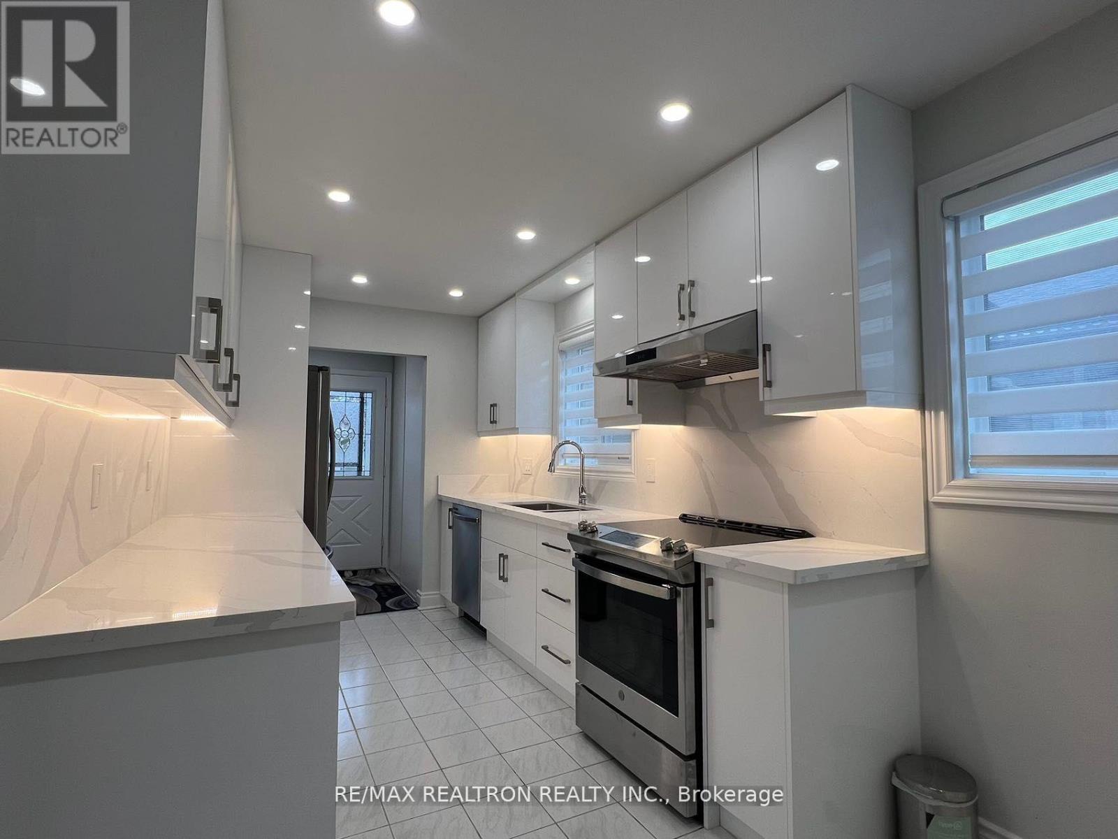 House – UPPER - 163 INGLETON BOULEVARD, Toronto – photo 4