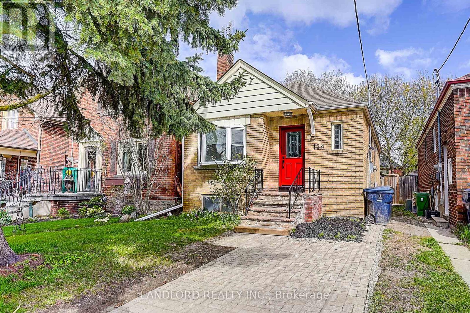 House – 134 GLOUCESTER GROVE, Toronto – photo 2