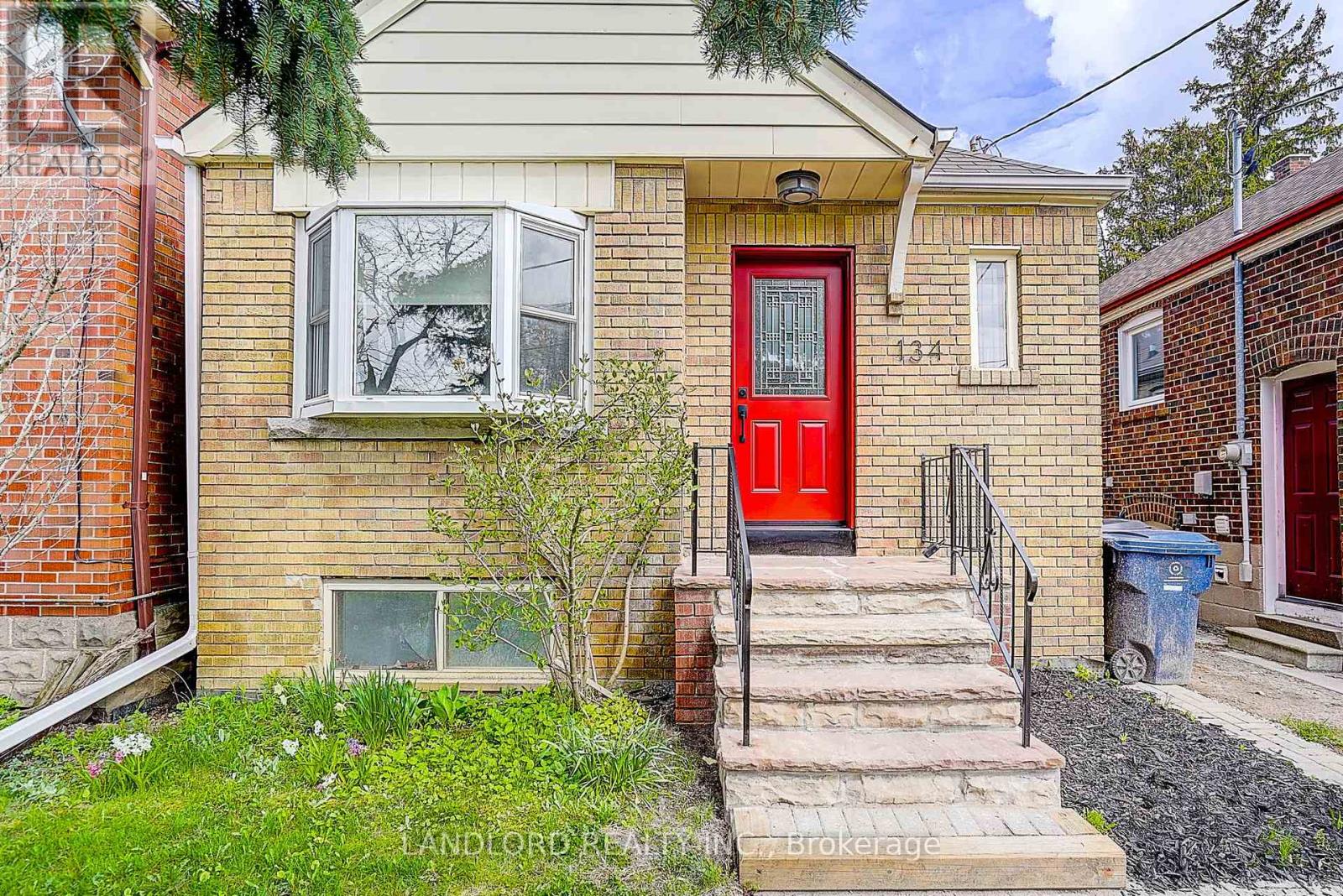 House – 134 GLOUCESTER GROVE, Toronto – photo 3