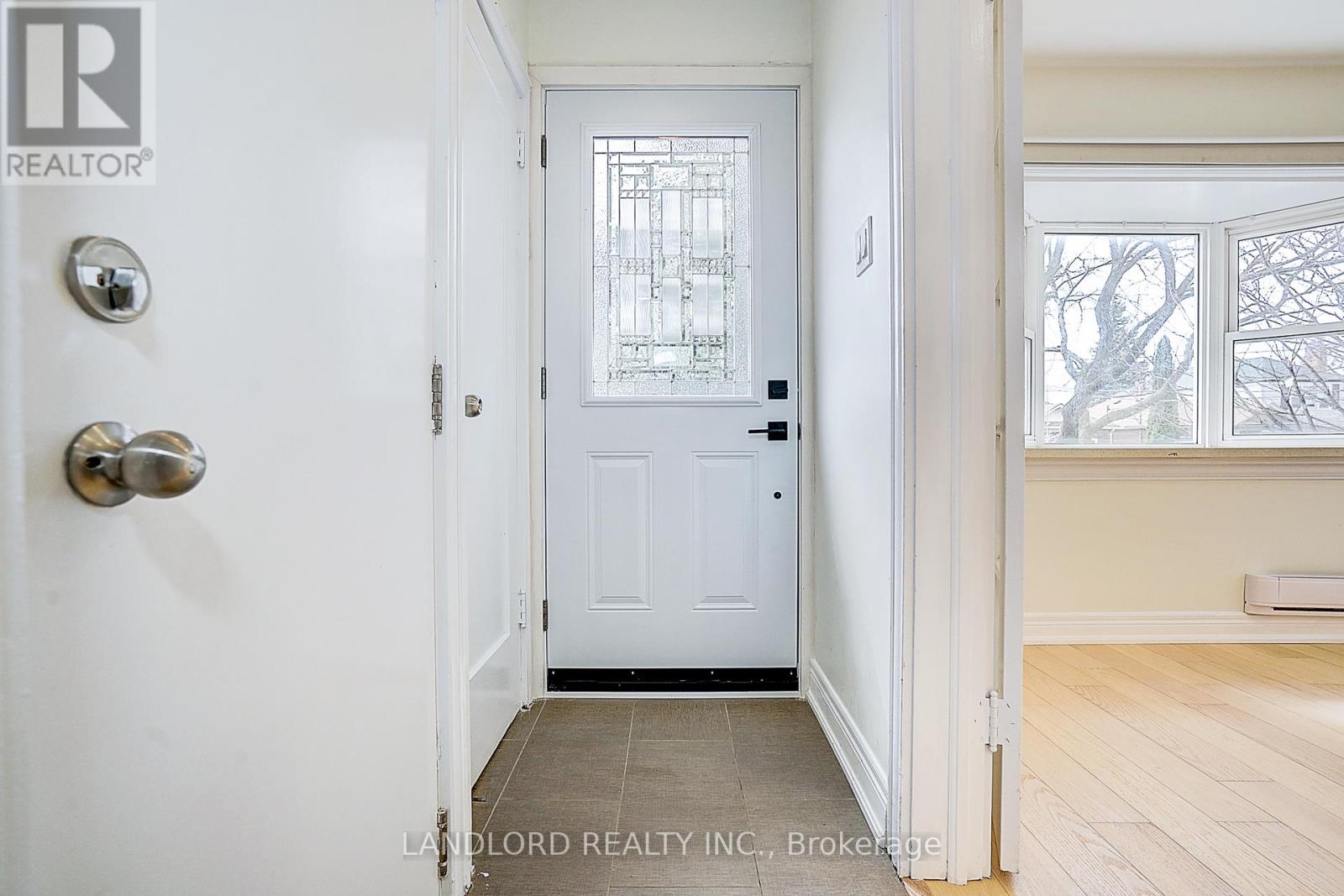 House – 134 GLOUCESTER GROVE, Toronto – photo 4