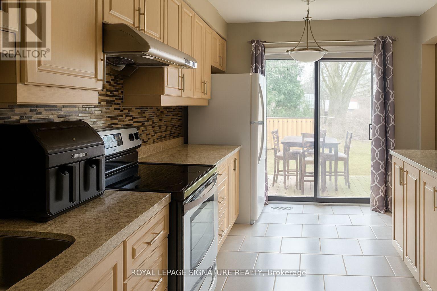 Row / Townhouse – 44 PARKER CRESCENT, Ajax – photo 2