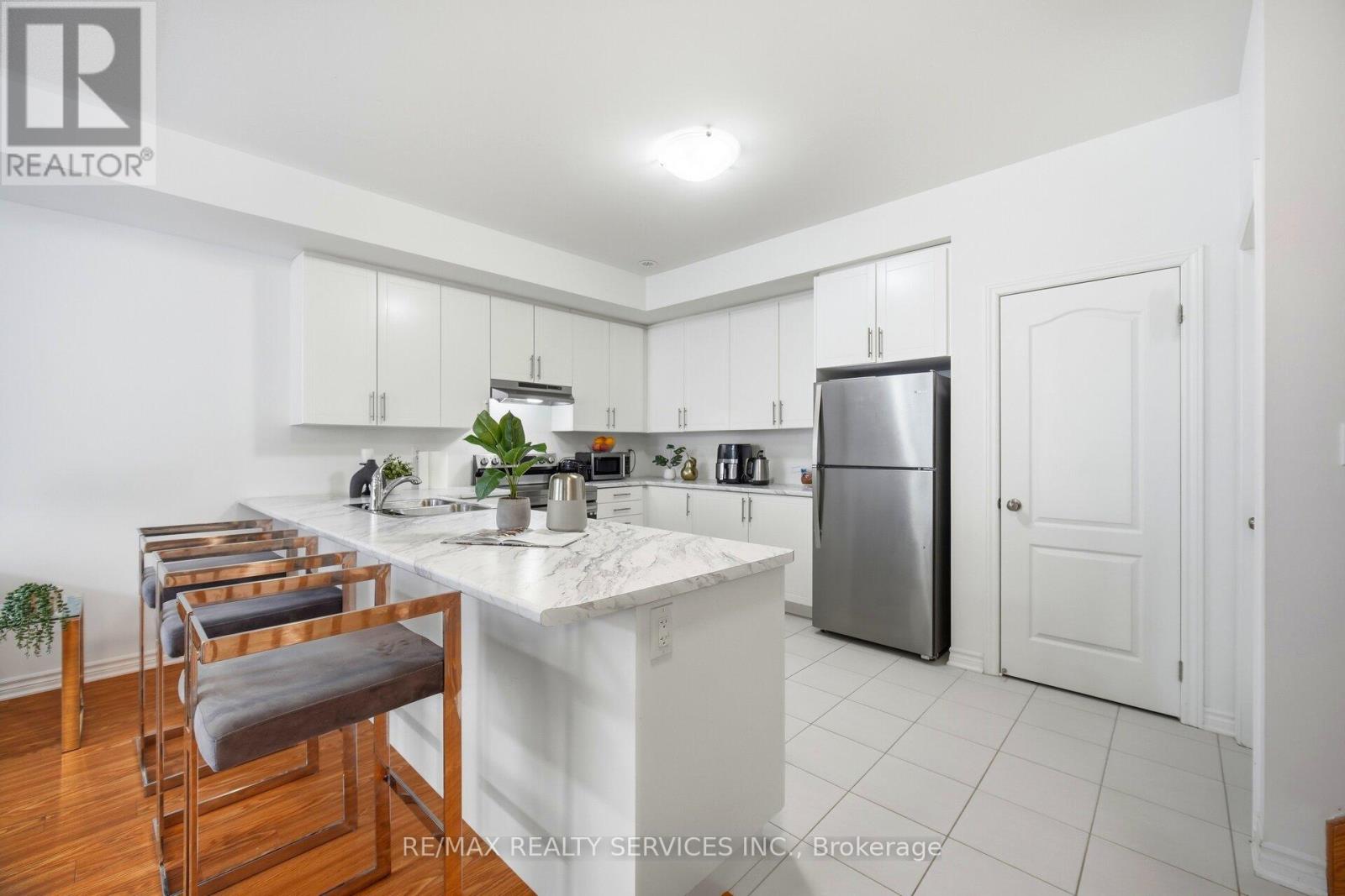 Row / Townhouse – 47 TIVERON AVENUE, Caledon – photo 3