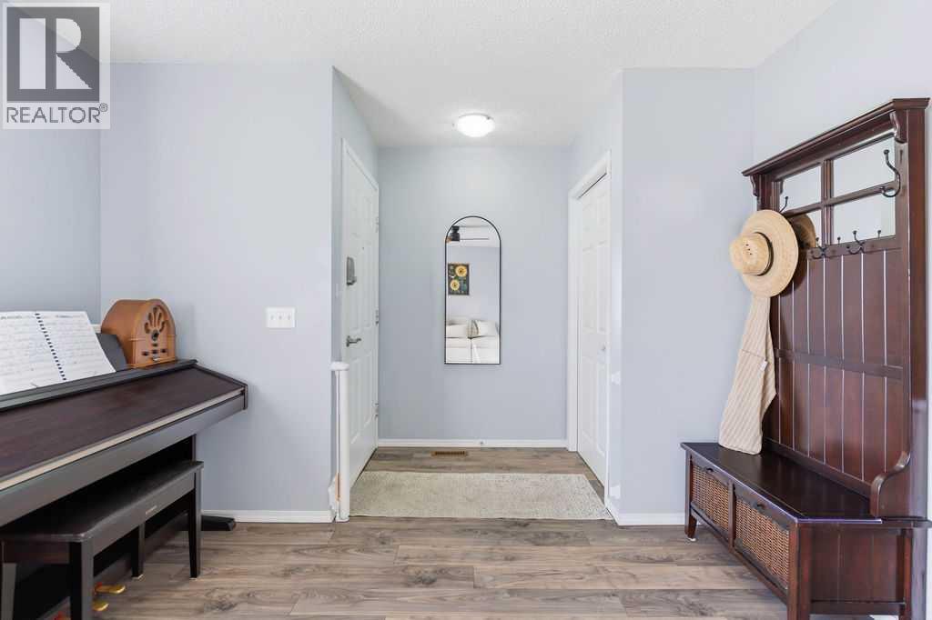 House for Sale in 111 Shawglen Road SW|Calgary, Alberta T2Y1X5 4