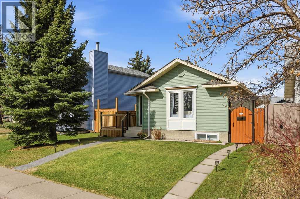 House for Sale in 111 Shawglen Road SW|Calgary, Alberta T2Y1X5 2