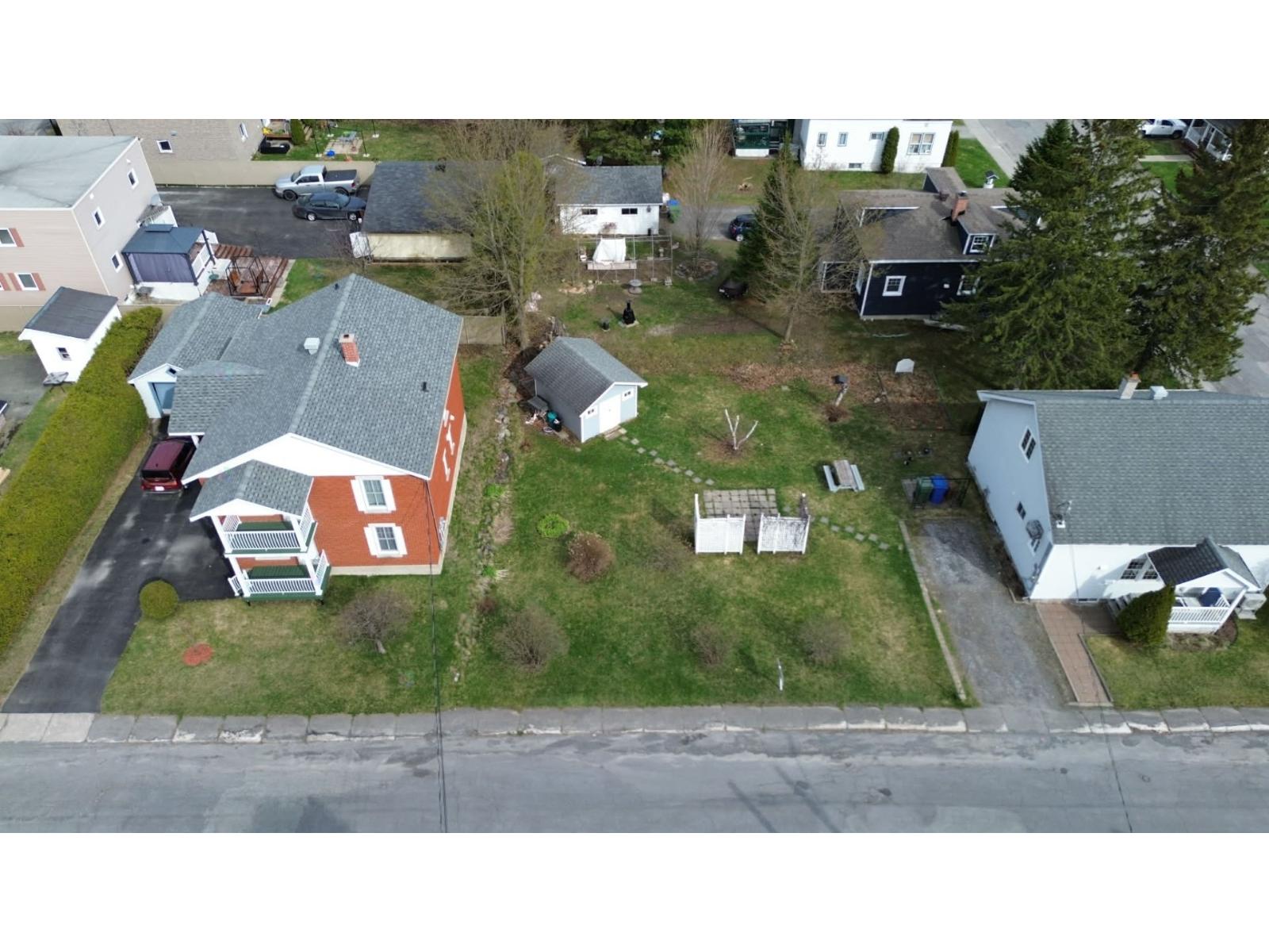 Rue Hall, Magog, Quebec J1X1N7