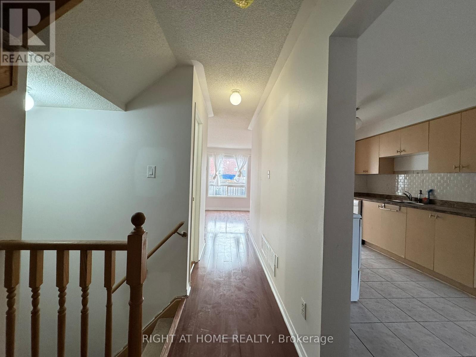 House – UPPER AND MAIN - 830 AVONSHIRE COURT, Mississauga – photo 2