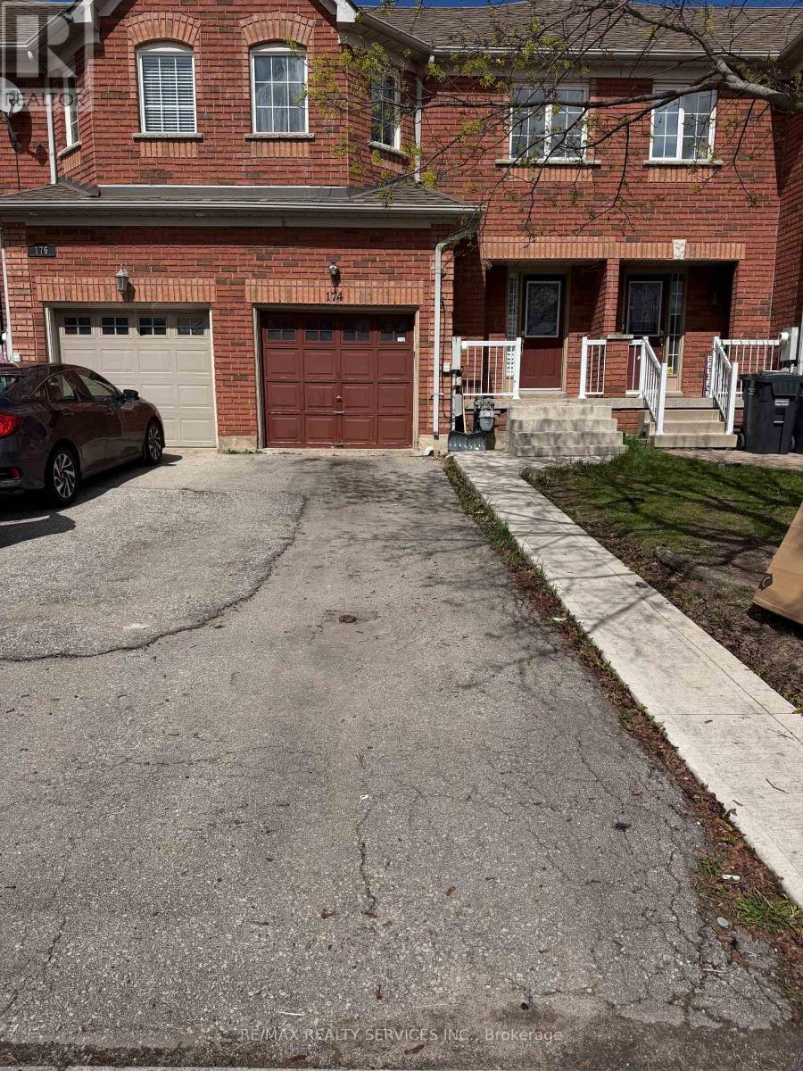 Row / Townhouse – 174 TWIN PINES CRESCENT, Brampton – photo 2