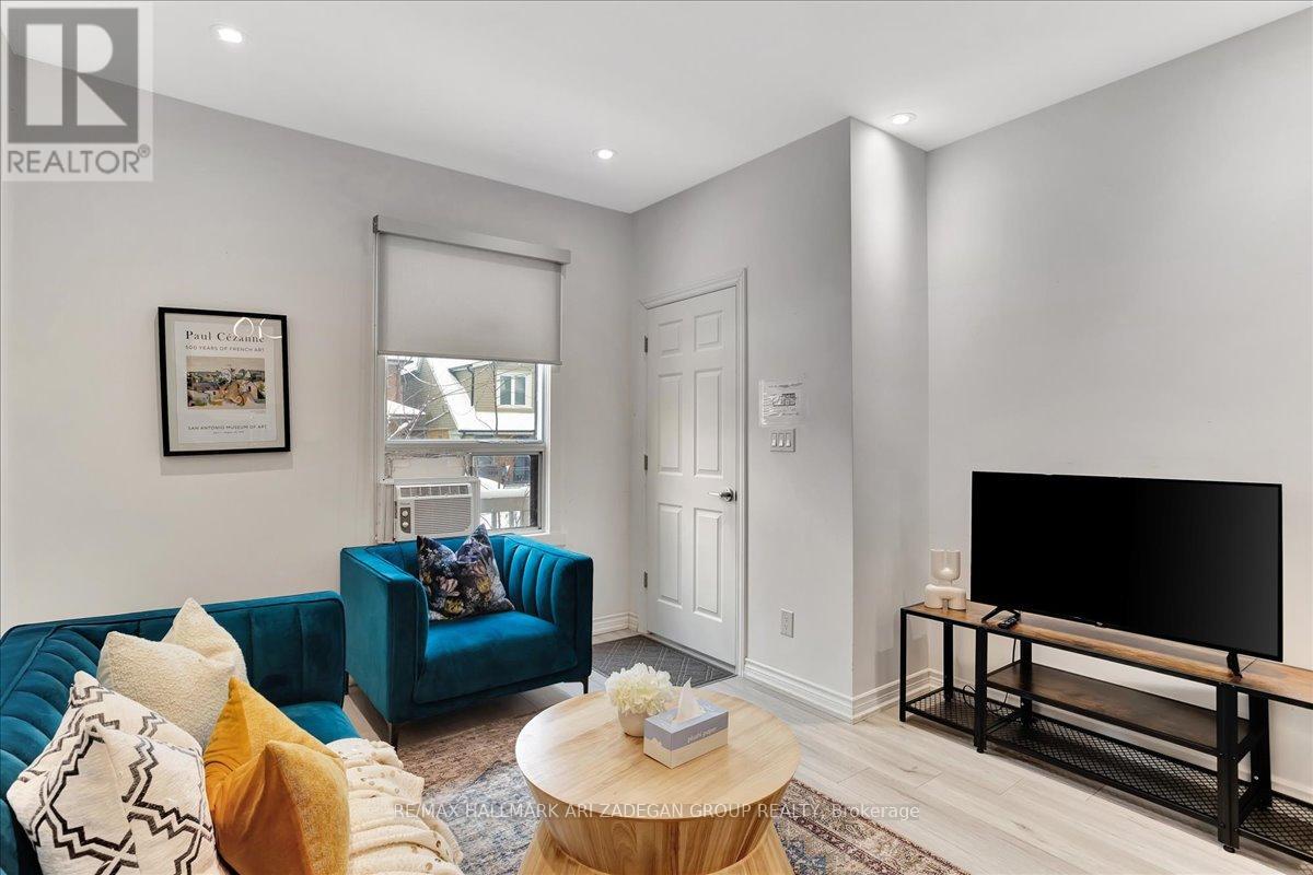 House – MAIN FL - 138 BOOTH AVENUE, Toronto – photo 2