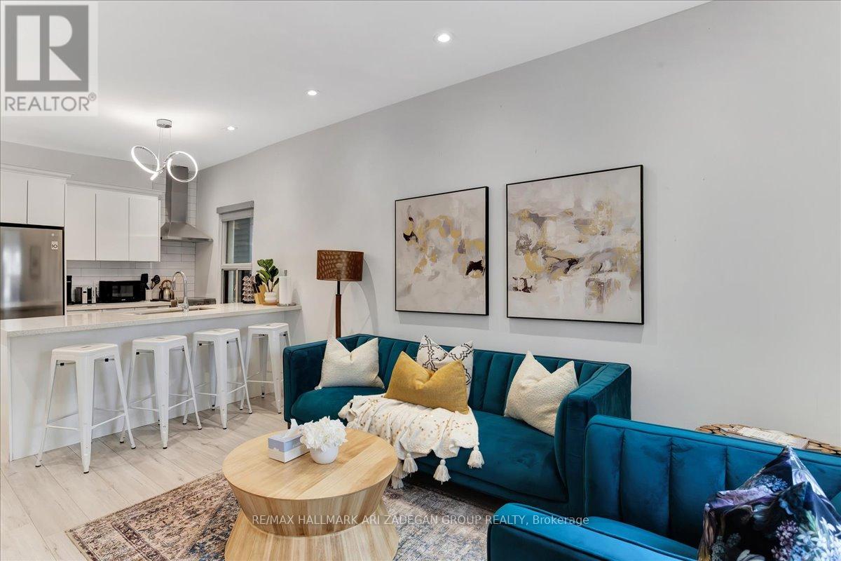 House – MAIN FL - 138 BOOTH AVENUE, Toronto – photo 3