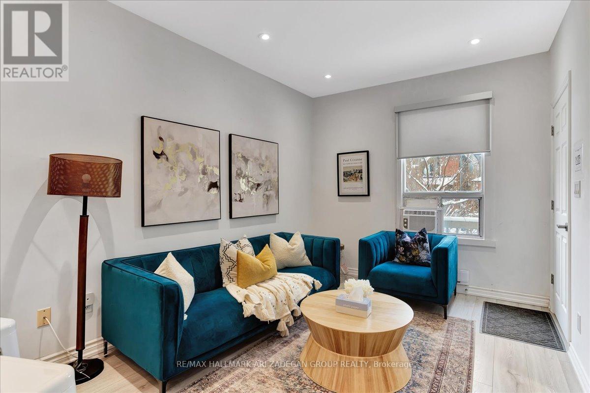 House – MAIN FL - 138 BOOTH AVENUE, Toronto – photo 4