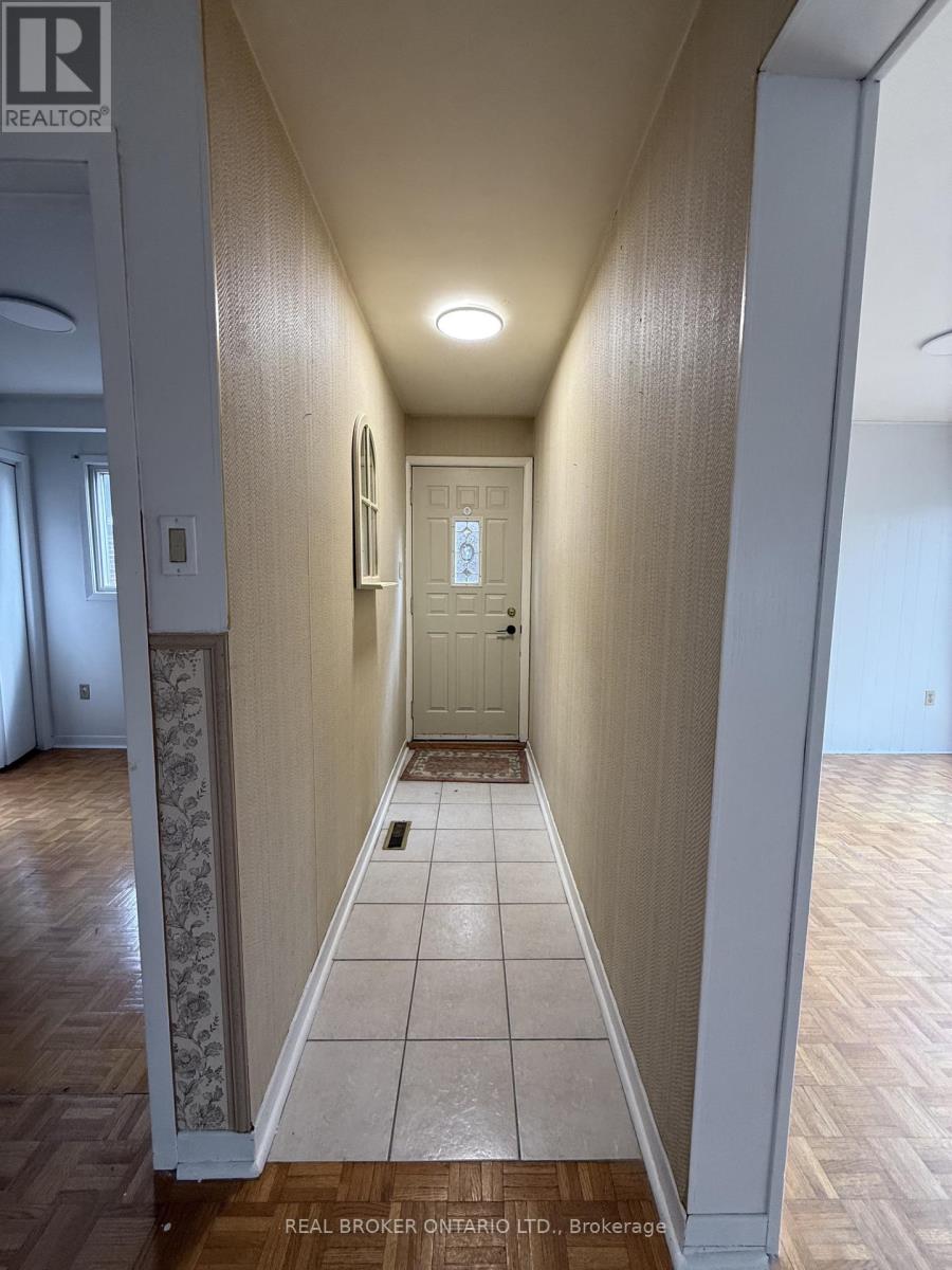 House – REAR - 214 FAIRGLEN AVENUE, Toronto – photo 3