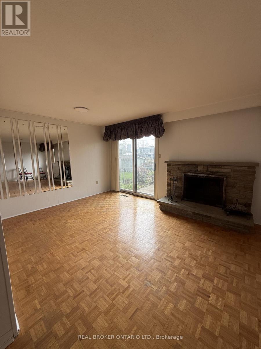 House – REAR - 214 FAIRGLEN AVENUE, Toronto – photo 4