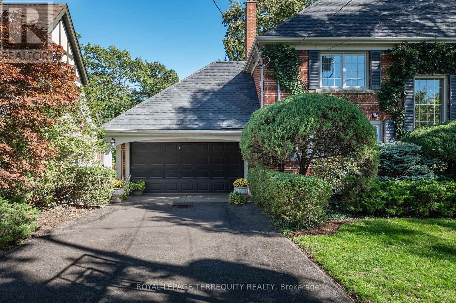 House – 223 RIVERSIDE DRIVE, Toronto – photo 3