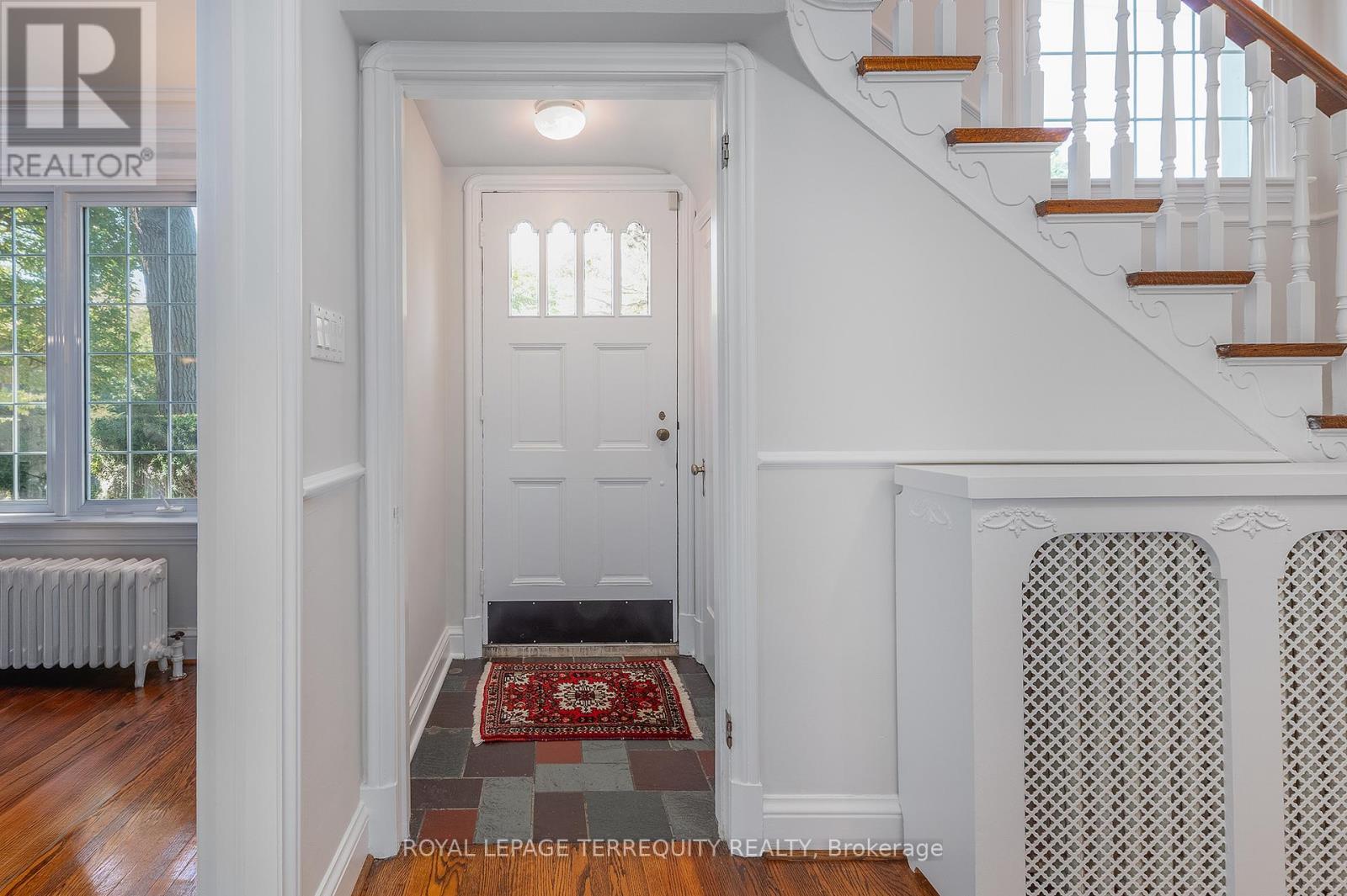 House – 223 RIVERSIDE DRIVE, Toronto – photo 4