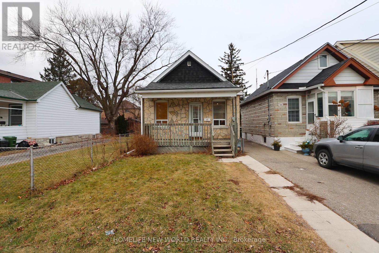 House – 32 PENDEEN AVENUE, Toronto – photo 2