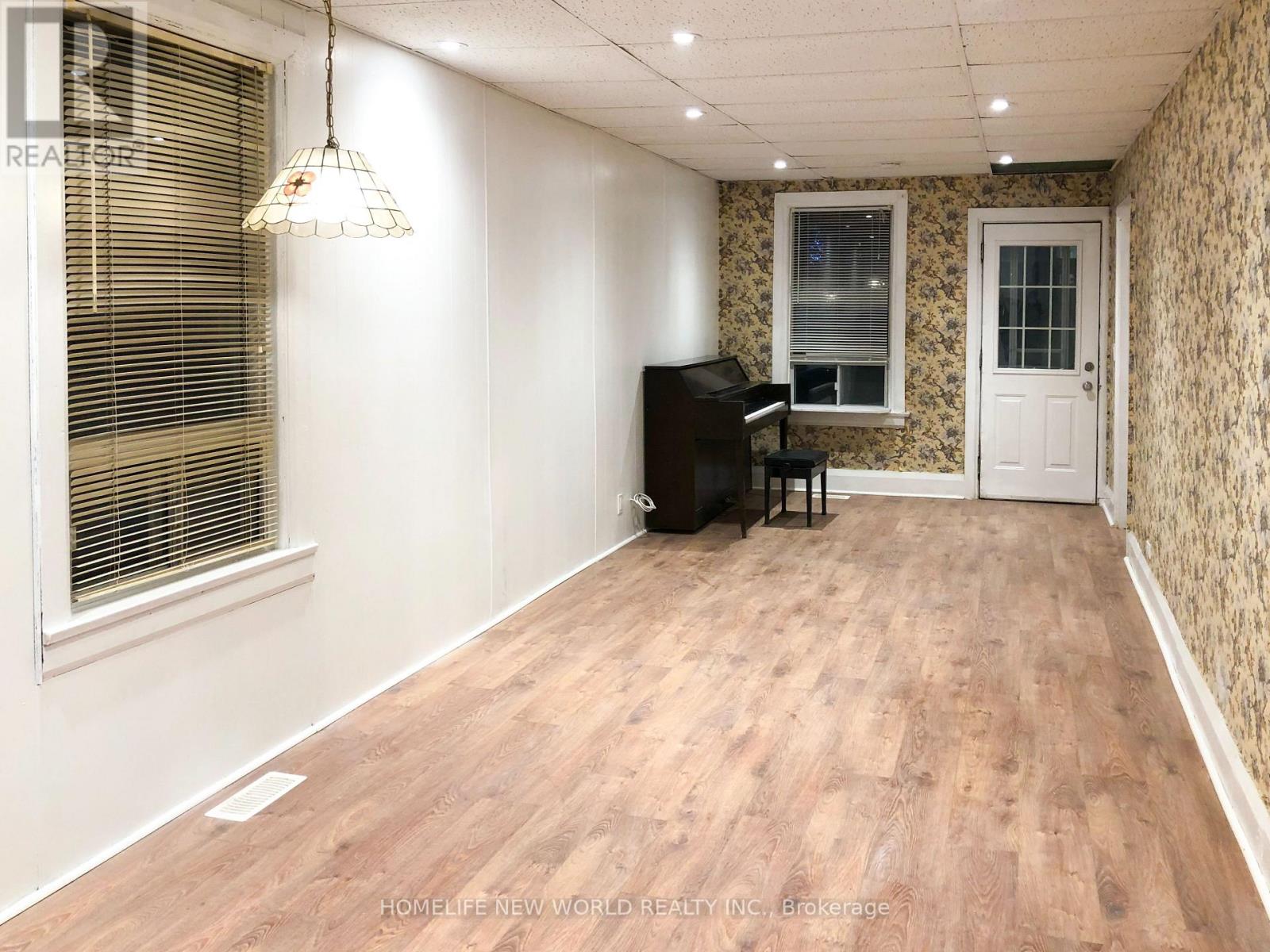 House – 32 PENDEEN AVENUE, Toronto – photo 4