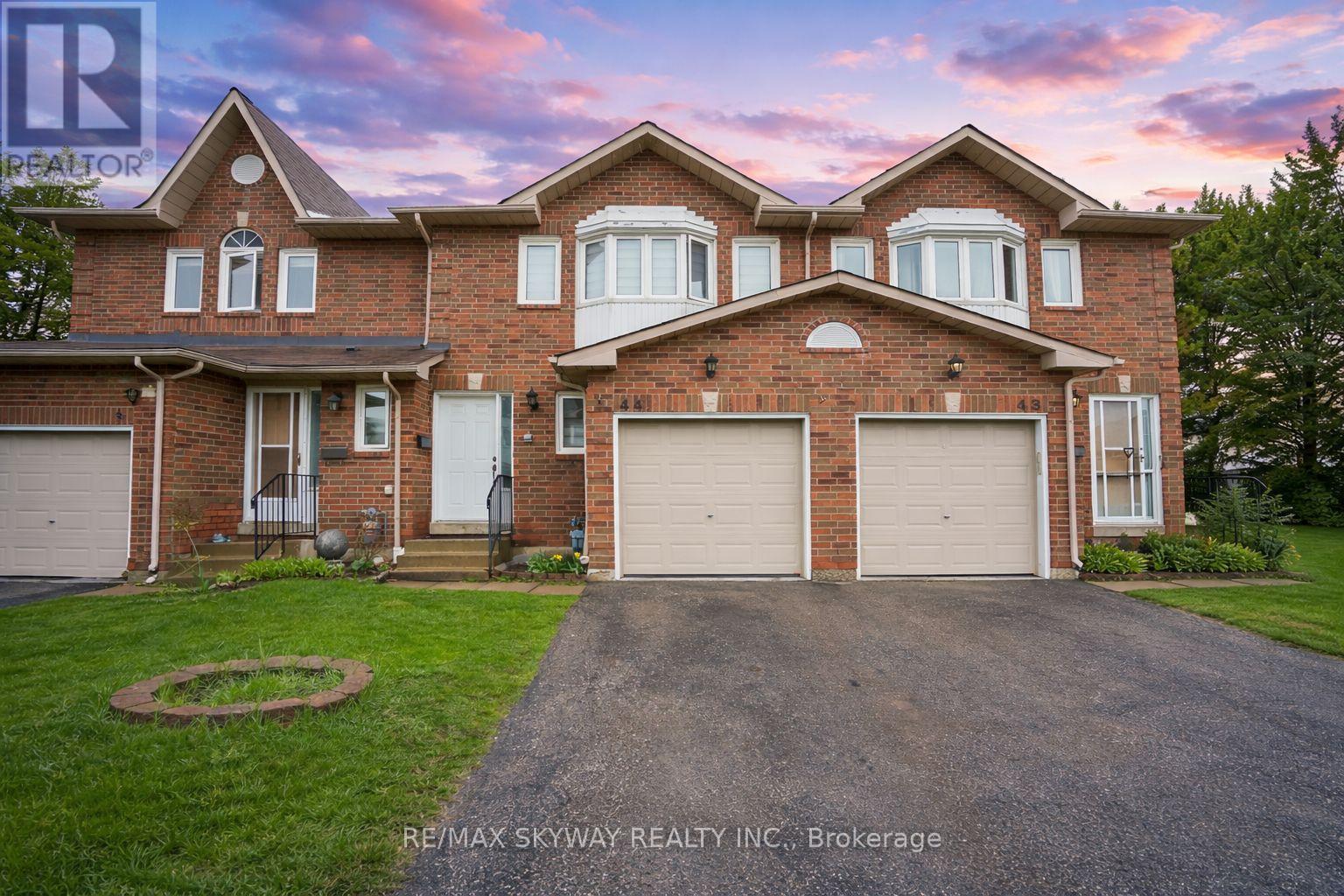 Row / Townhouse for Sale in 44 - 1485 TORRINGTON DRIVE|Mississauga (East Credit), Ontario L5V1Y3