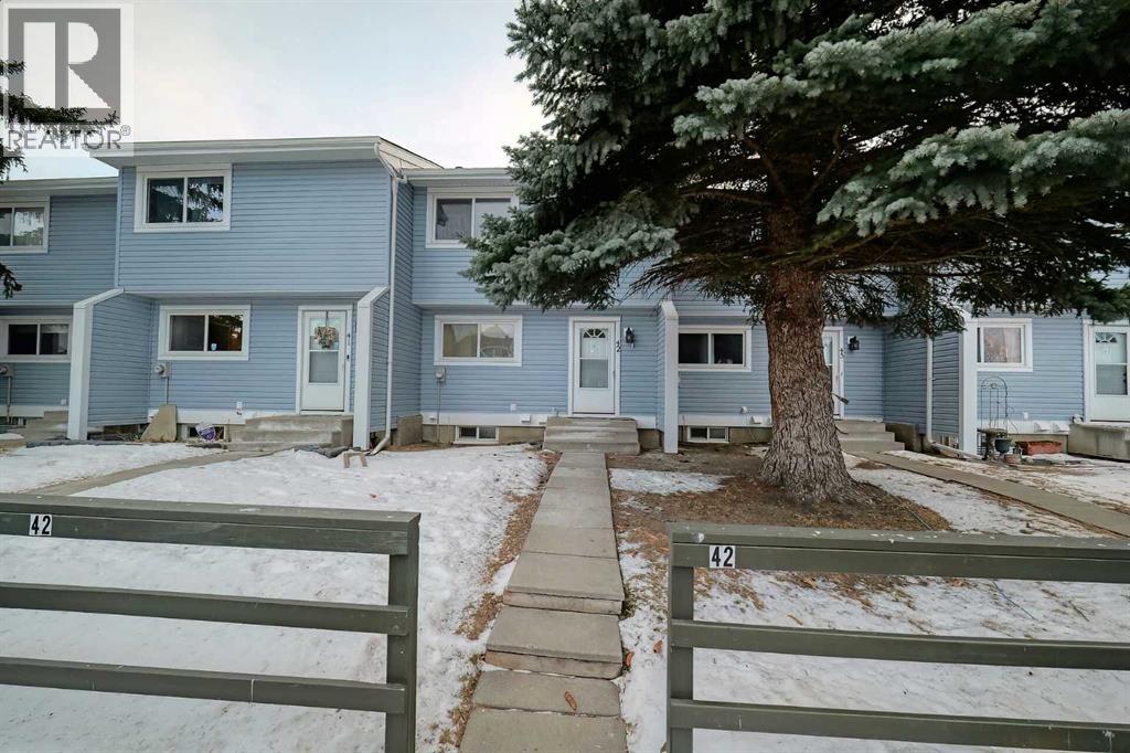 Row / Townhouse for Sale in 42, 195 Manora Place NE|Calgary, Alberta T2A5J8 2