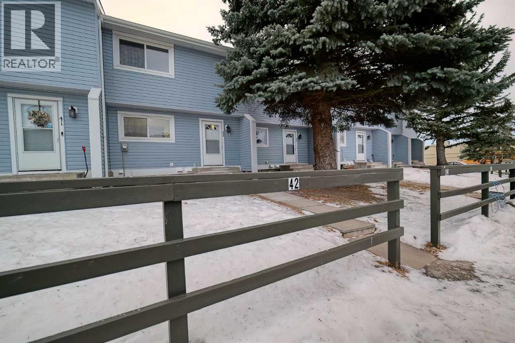 Row / Townhouse for Sale in 42, 195 Manora Place NE|Calgary, Alberta T2A5J8