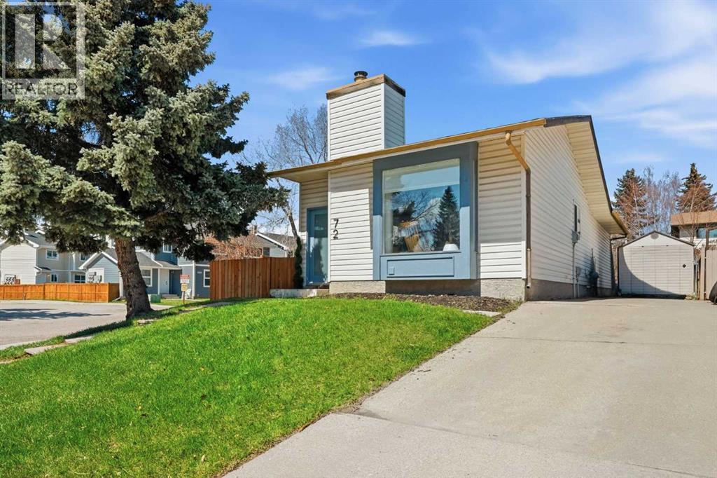 House for Sale in 72 Woodview Court SW|Calgary, Alberta T2W4X4 2