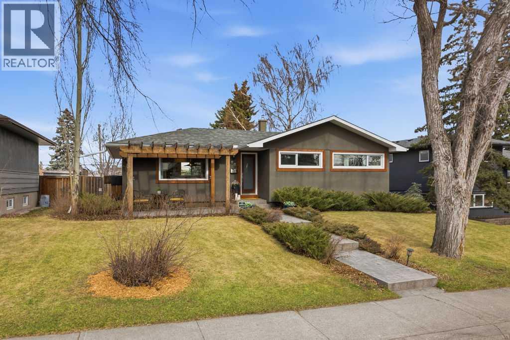 House for Sale in 86 Warwick Drive SW|Calgary, Alberta T3C2R6