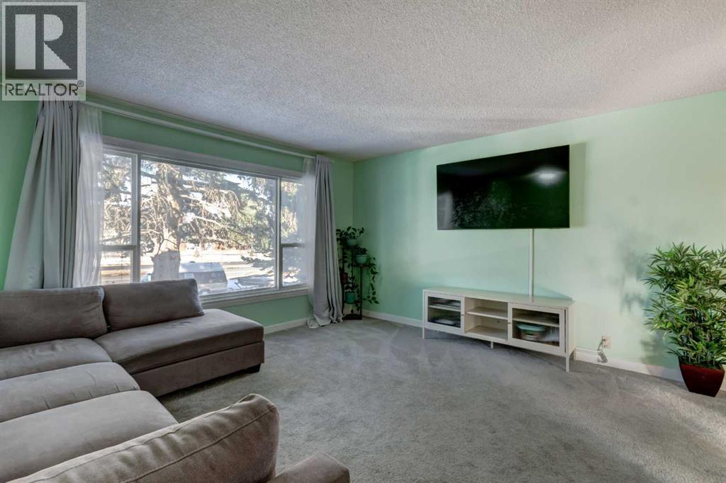 House for Sale in 1059 Pinecliff Drive NE|Calgary, Alberta T1W3W8 2
