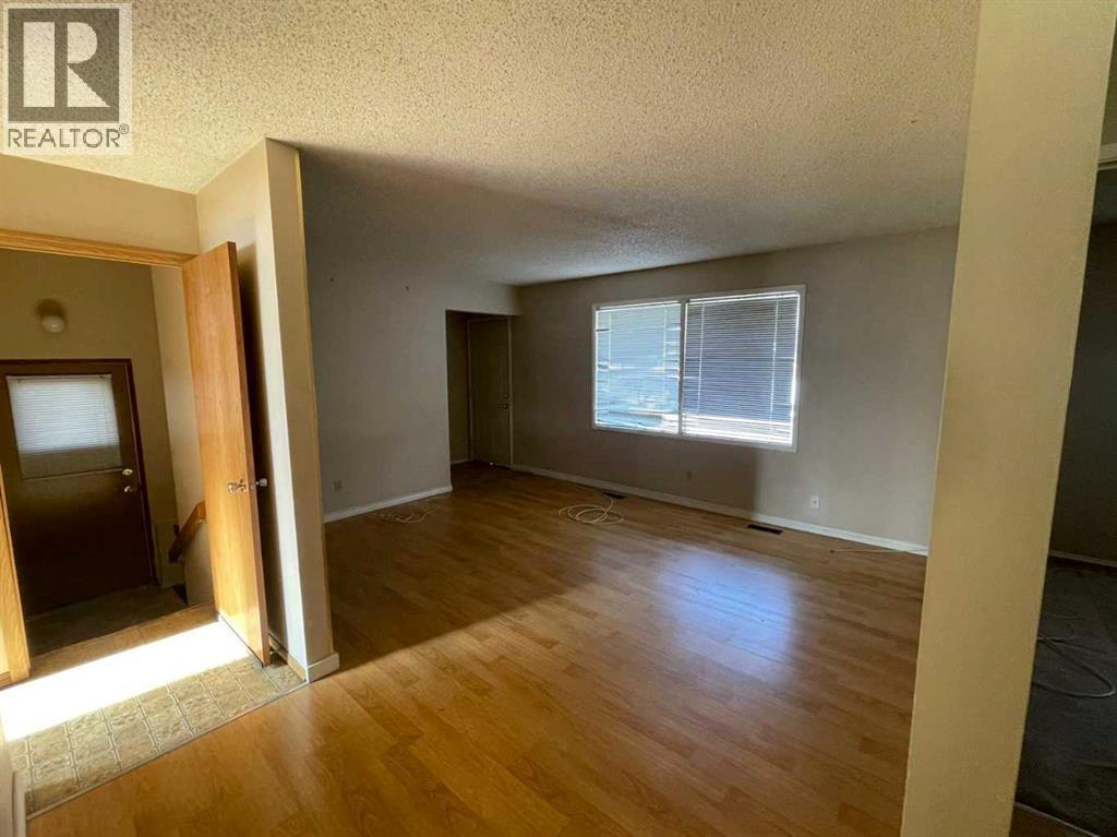 House for Sale in 471 78 Avenue NE|Calgary, Alberta T2K5A1 3