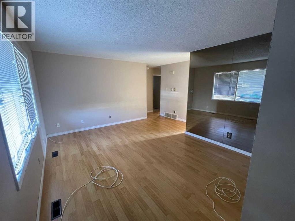 House for Sale in 471 78 Avenue NE|Calgary, Alberta T2K5A1 2