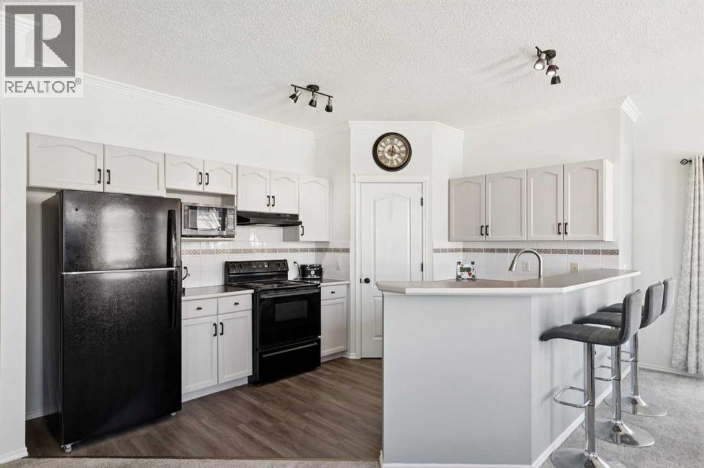 Row / Townhouse for Sale in 40 Edgeridge Terrace NW|Calgary, Alberta T3A6C2 2