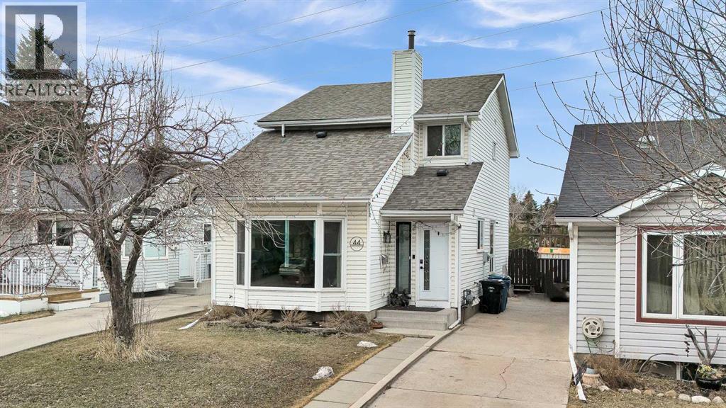 House for Sale in 44 Strathclair Rise SW|Calgary, Alberta T3H1G4 2