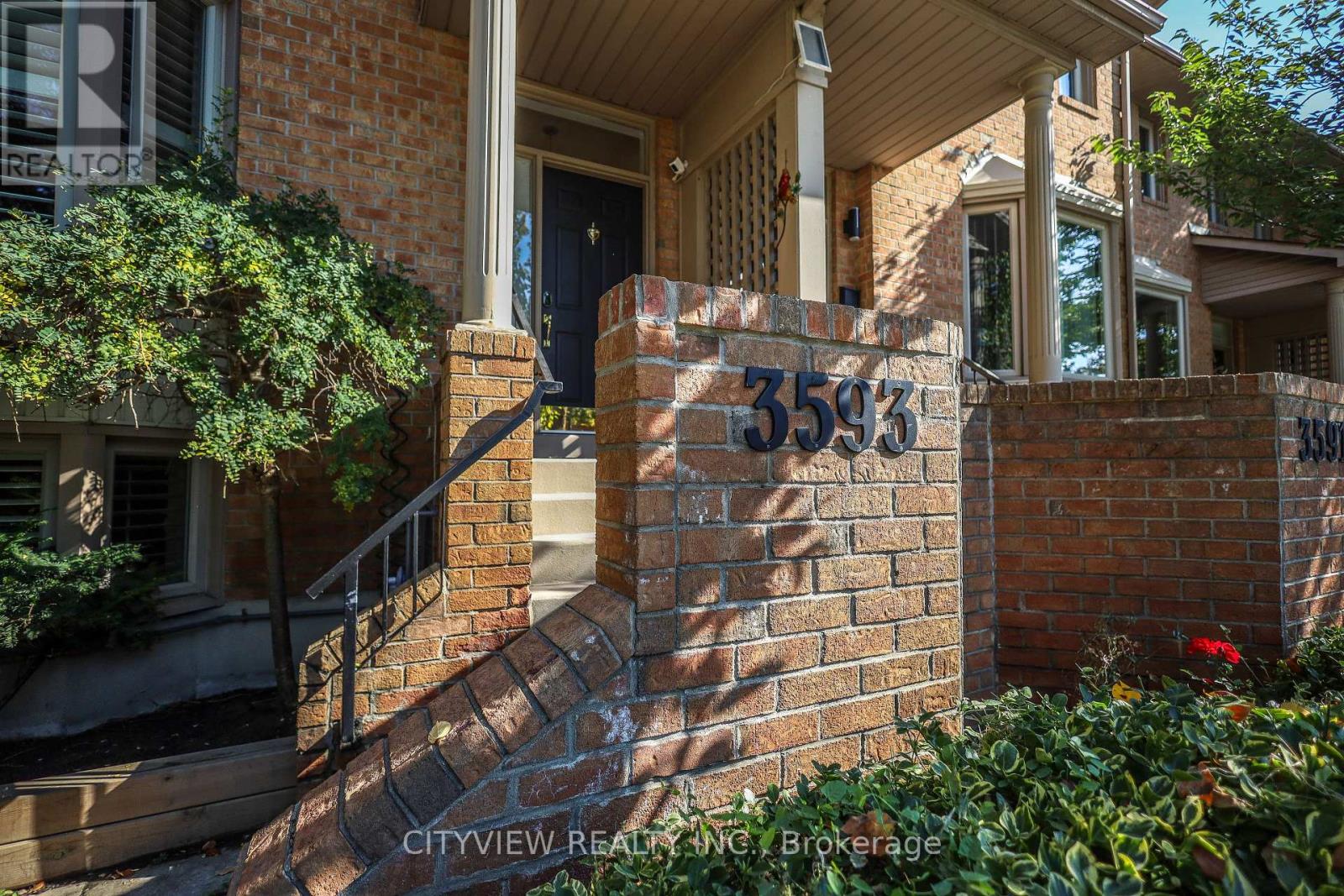 Row / Townhouse for Sale in 3593 KARIYA DRIVE|Mississauga (City Centre), Ontario L5B3J2 2