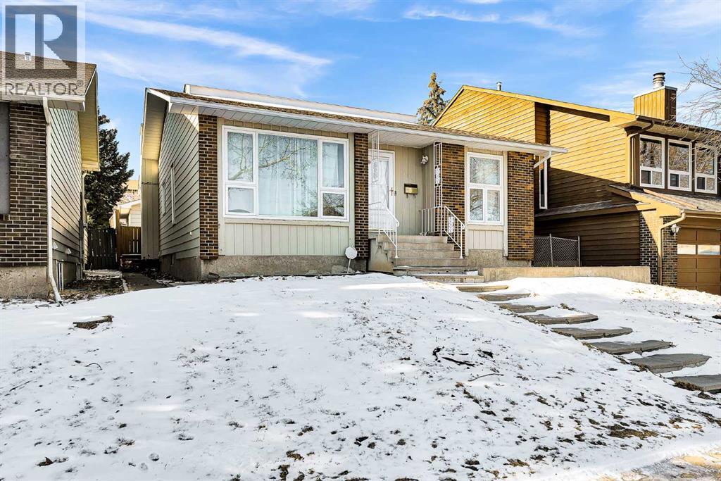House for Sale in 1111 Berkley Drive NW|Calgary, Alberta T3K1S6 2