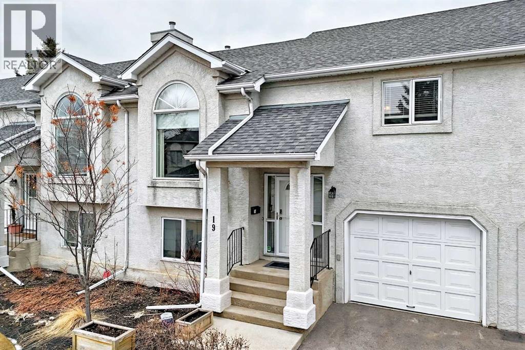 Row / Townhouse for Sale in 19 Sunlake Gardens SE|Calgary, Alberta T2X3G4
