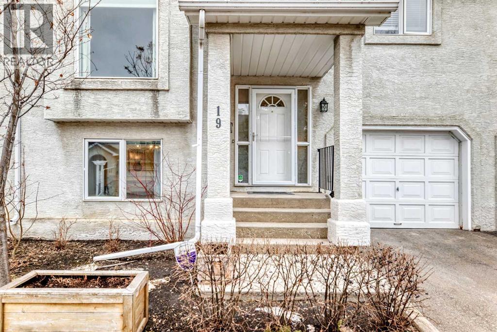 Row / Townhouse for Sale in 19 Sunlake Gardens SE|Calgary, Alberta T2X3G4 2
