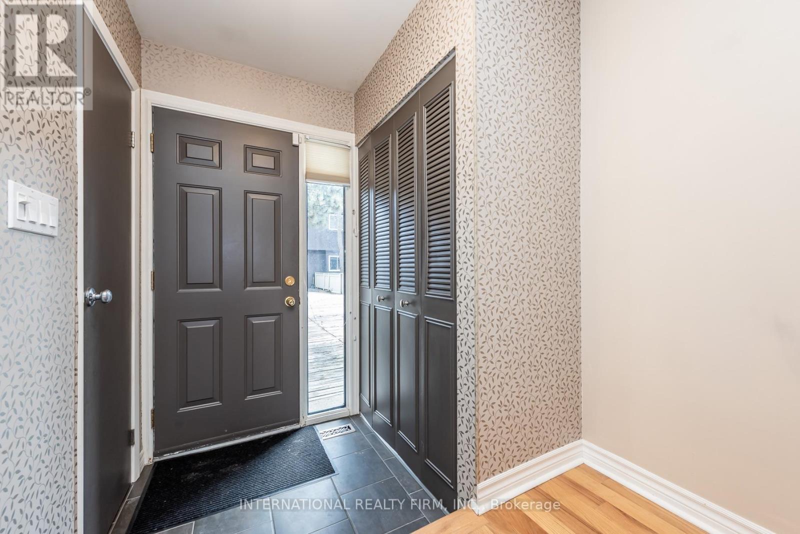 Row / Townhouse for Sale in 15 - 6855 GLEN ERIN DRIVE|Mississauga (Meadowvale), Ontario L5N1P6 2