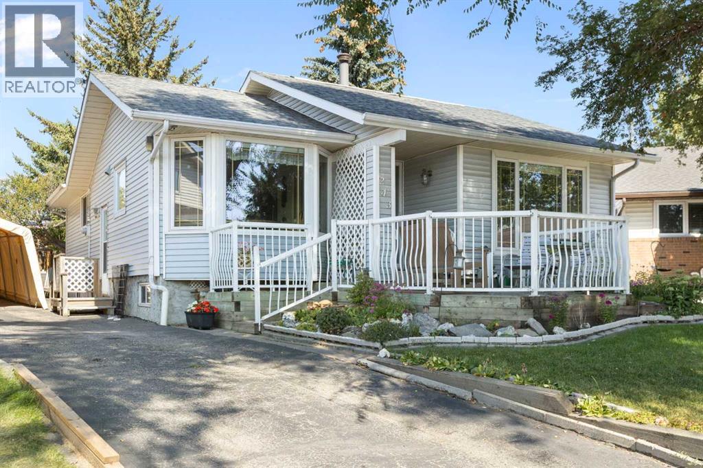 House for Sale in 243 Radcliffe Place SE|Calgary, Alberta T2A6M9