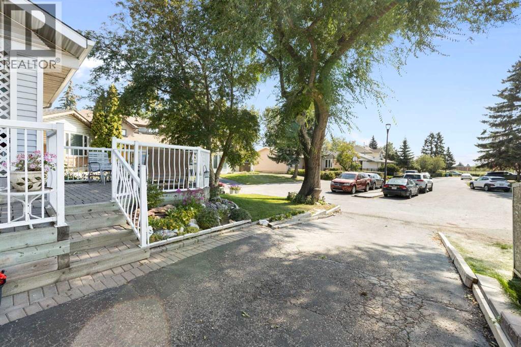 House for Sale in 243 Radcliffe Place SE|Calgary, Alberta T2A6M9 2