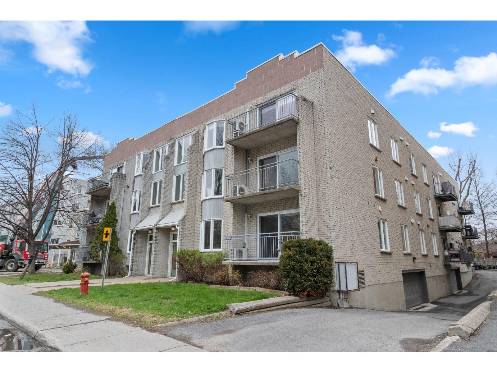 1724 Av. Victoria, #201, Longueuil (Greenfield Park), Quebec J4V1M3