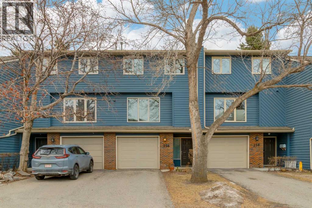 Row / Townhouse for Sale in 256 Point Mckay Terrace NW|Calgary, Alberta T3B4V6