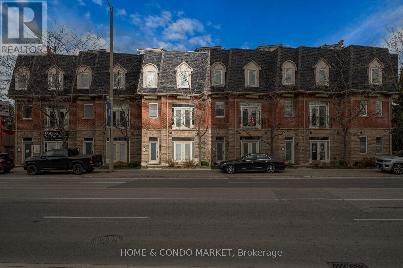 Row / Townhouse for Sale in 194 LAKESHORE ROAD W|Mississauga (Port Credit), Ontario L5H1G6 2