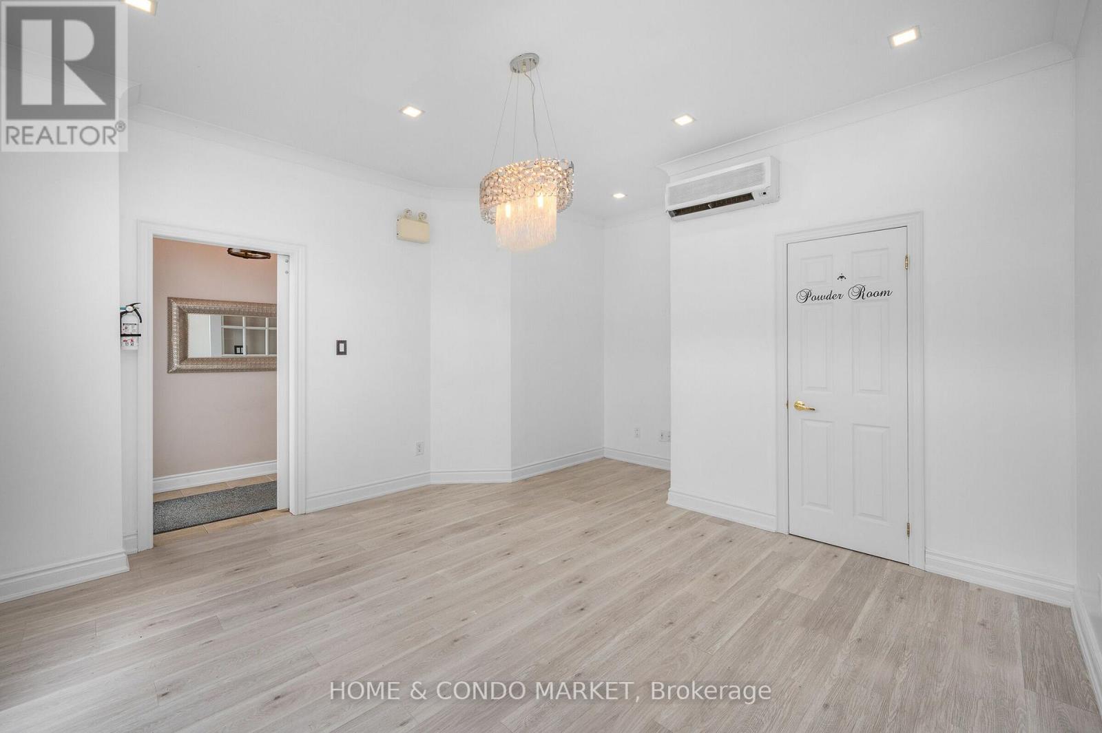 Row / Townhouse for Sale in 194 LAKESHORE ROAD W|Mississauga (Port Credit), Ontario L5H1G6 5
