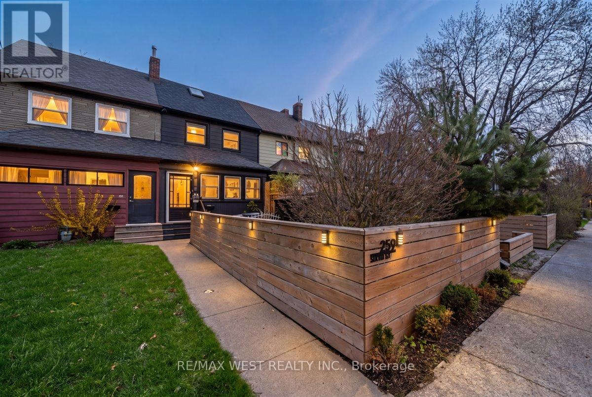 Row / Townhouse for Sale in 259 SIXTH STREET|Toronto (New Toronto), Ontario M8V3A8