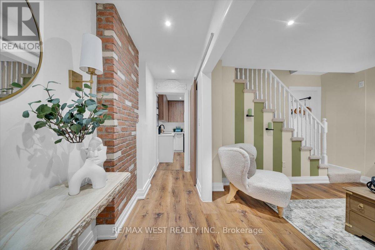Row / Townhouse for Sale in 259 SIXTH STREET|Toronto (New Toronto), Ontario M8V3A8 2