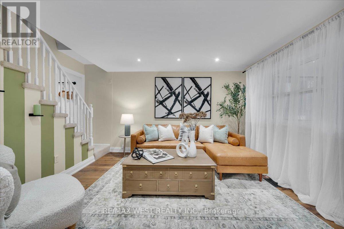 Row / Townhouse for Sale in 259 SIXTH STREET|Toronto (New Toronto), Ontario M8V3A8 3
