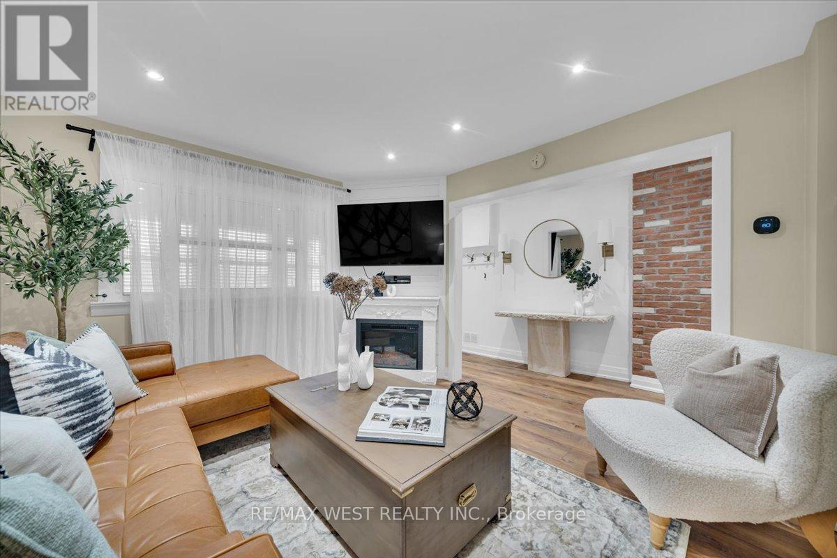 Row / Townhouse for Sale in 259 SIXTH STREET|Toronto (New Toronto), Ontario M8V3A8 4