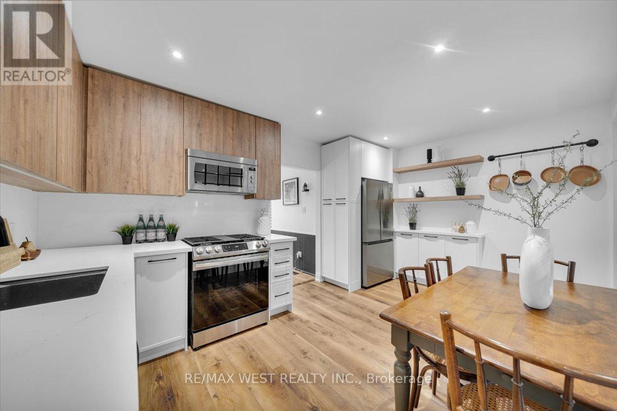 Row / Townhouse for Sale in 259 SIXTH STREET|Toronto (New Toronto), Ontario M8V3A8 5