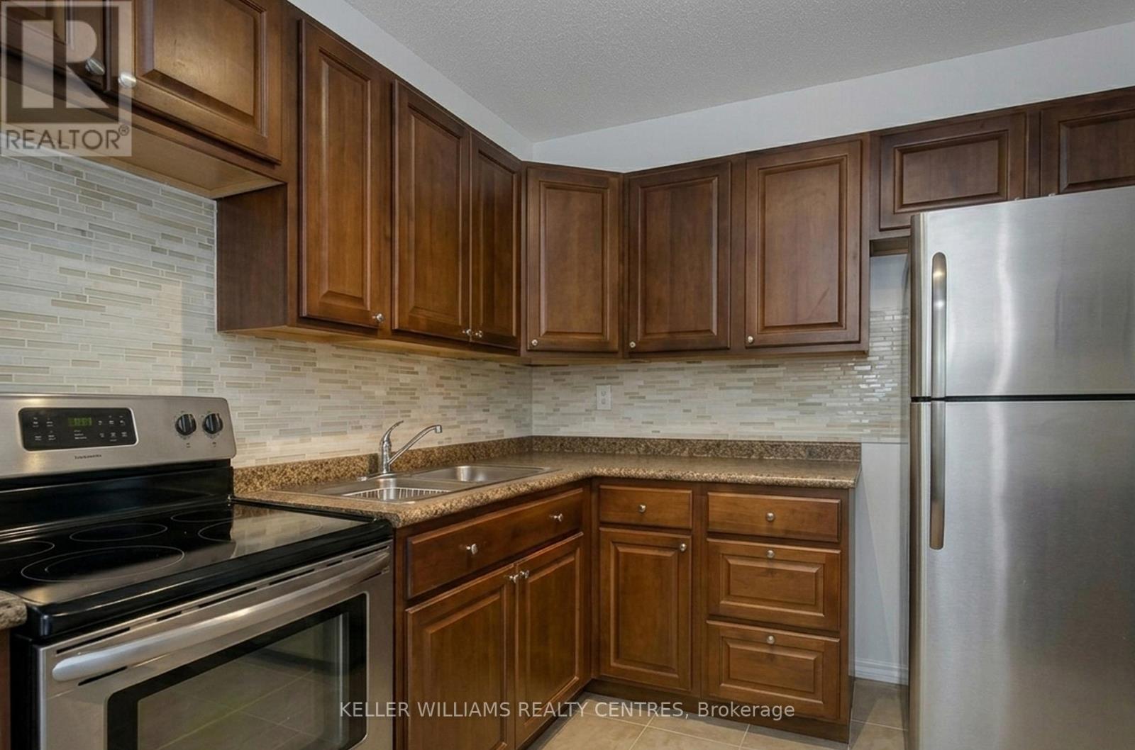 Row / Townhouse for Sale in 102 - 2001 BONNYMEDE DRIVE|Mississauga (Clarkson), Ontario L5J4H8 3