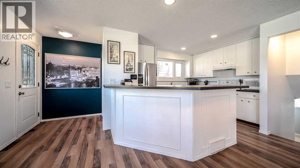 House for Sale in 888 Mckenzie Drive SE|Calgary, Alberta T2Z1Z1 3