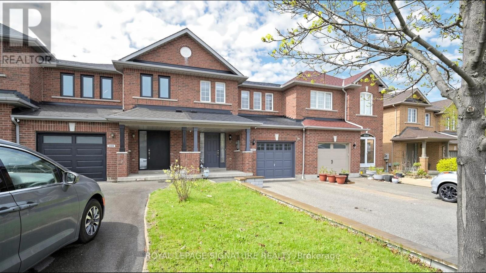 Row / Townhouse for Sale in 6086 WINDFLEET CRESCENT|Mississauga (East Credit), Ontario L5V2Z6 2