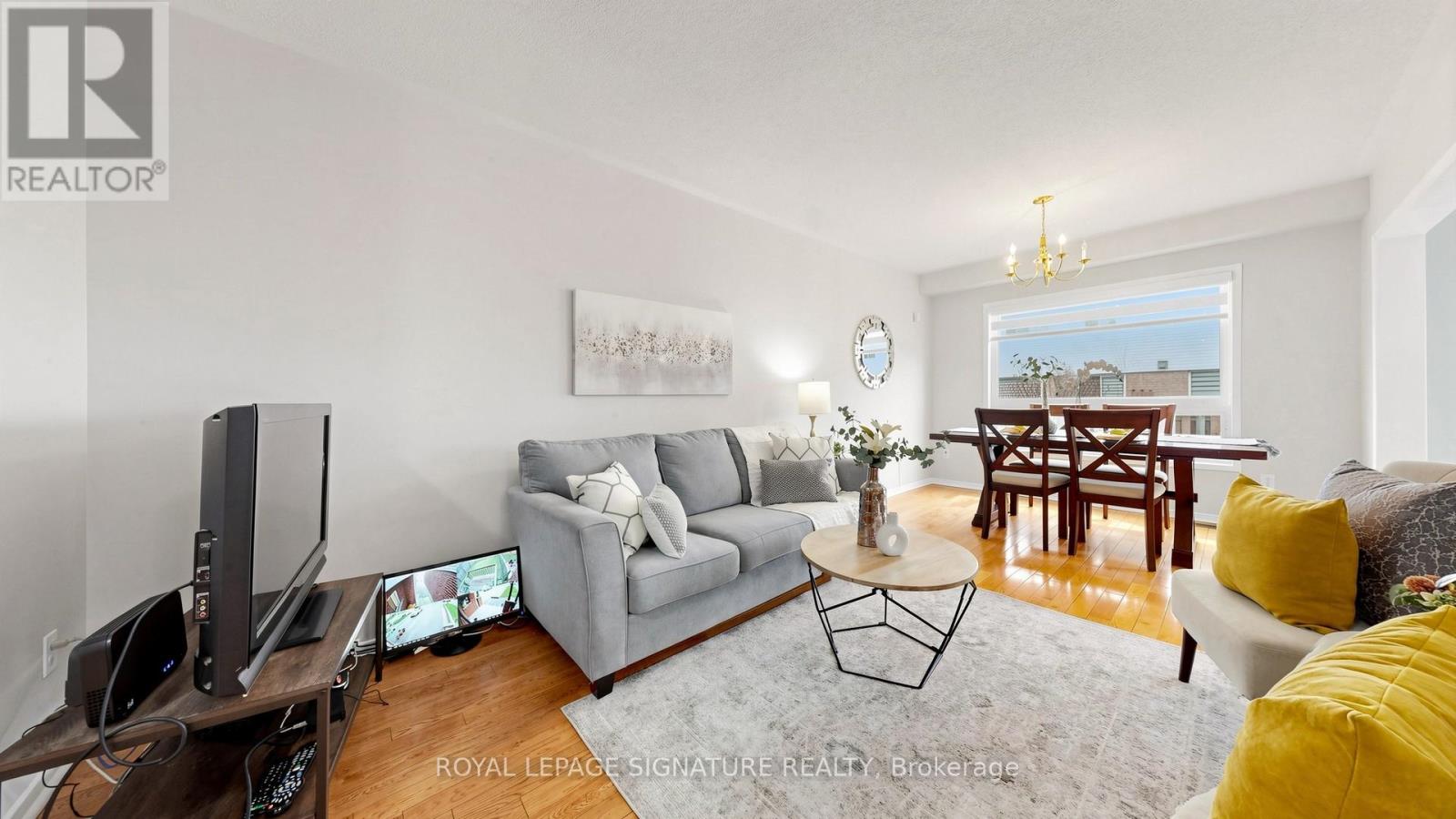 Row / Townhouse for Sale in 6086 WINDFLEET CRESCENT|Mississauga (East Credit), Ontario L5V2Z6 4